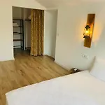 Gazde/Camere de închiriat Marina Loft *